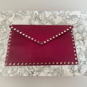 Gorgeous brand new Valentino rockstud large envelope clutch in raspberry pink.